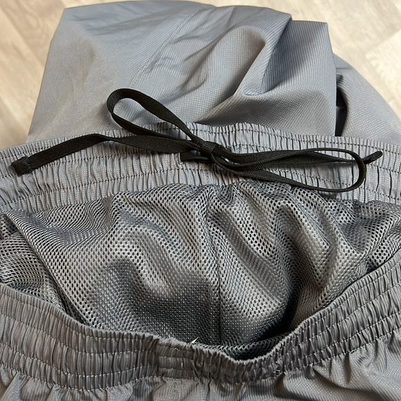 Under Armour Loose Fit Gray Windbreaker Pants- 2XL - Picture 7 of 7